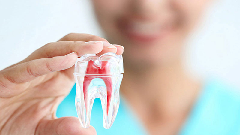 بهترین دندانپزشک اصفهان | درمان‌ ریشه و میکروسکوپ دندان‌پزشکی